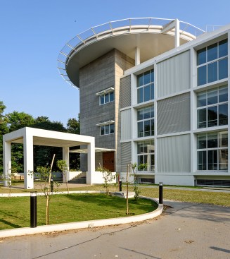 The VIP entry  with porch and Helipad
