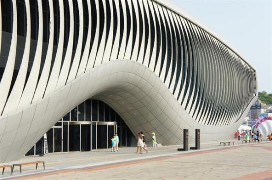The 108 lamellas open to allow natural light inside the pavilion. A curtainwall stands behind the kinetic fa?ade on the pavilion's east elevation.