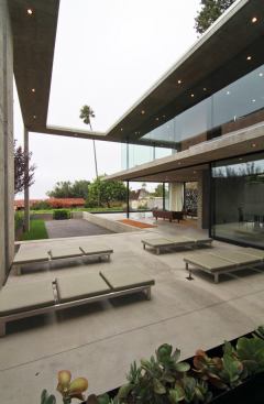 Outdoor+room%2c+with+view+of+entry+sequence.