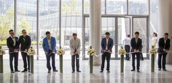 Ken Wai, Aedas’ Global Board Director (second on left) joined Mr. Li Szelim, Chairman of R&F Properties (fourth on left), Mr. Charles Chao, CEO and Chairman of Sina Corporation and Chairman of Weibo Corporation (fifth on left) and other honourable guests for the ribbon-cutting ceremony