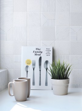 The kitchen introduces natural finishes and patterned ceramic tiles to provide a fresh and calm atmosphere.
