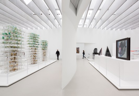 Galleries, with knife-edged dividing wall and lighting integrated between concrete ceiling fins