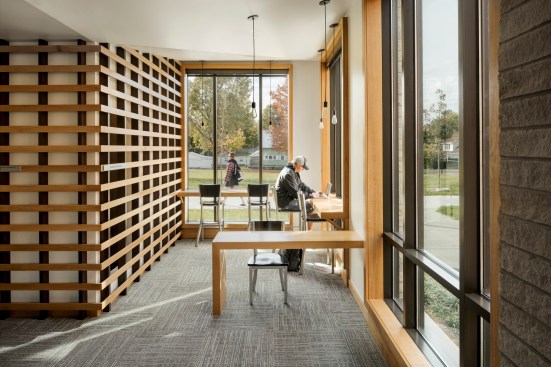  The Student Life Residence at Wabash College features a naturally lit common space that affords students the opportunity to study outside of their bedrooms.