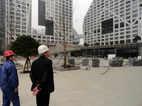 Steven Holl looking over construction.