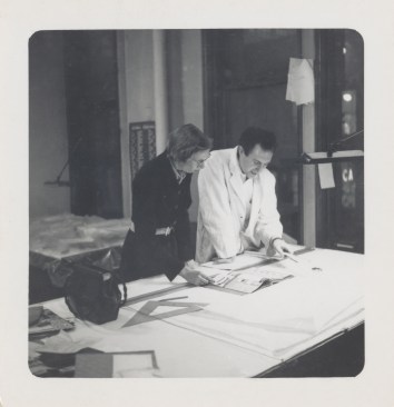 Photo of Farnsworth reviewing plans of the house with Myron Goldsmith, a key piece of evidence during the trial