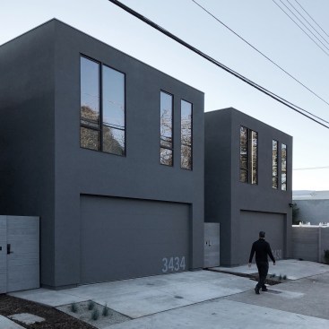 Alley-abutting façades on the northern units
