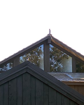 Roof-mounted automated exterior sprinkler system