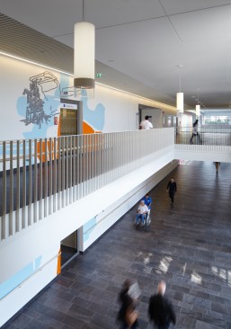 The+hospital%e2%80%99s+main+corridor+provides+direct+access+to+all+outpatient+clinics+and+inpatient+areas.+The+mural+acts+as+a+wayfinding+device%2c+helping+patients+orient+themselves+as+they+navigate+the+building.