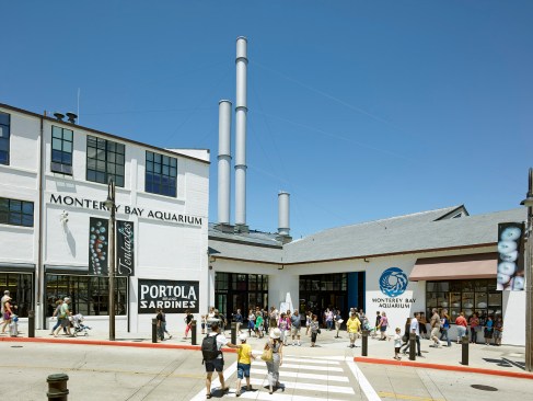 The aquarium occupies the site of a former sardine cannery that operated from 1916 to 1973, and incorporates several elements of its predecessor.