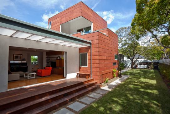 Sleek open spaces connect to the outdoors and bring daylight and fresh air into the home. Solar water heating and PV arrays reduce the home’s energy loads, and a 1,150-gallon rainwater catchment system irrigates the landscape.