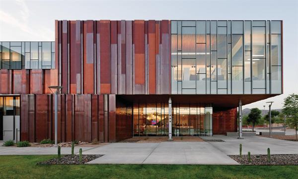 Expansive glazing admits light through the north fa?ade.