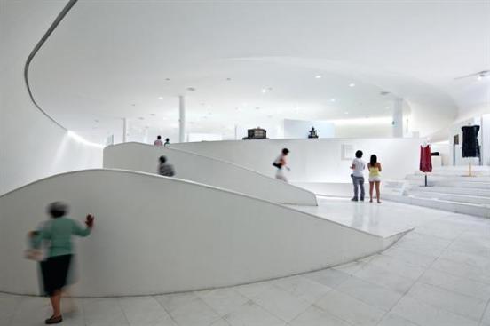 On the upper floors, many of the artworks are shown either in display cases or on stands situated among crafted circulation paths.