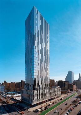 For the Toren residential tower in Brooklyn, N.Y., designers at Skidmore, Owings & Merrill wanted to avoid a dull gridlike appearance for the curtainwall and to deemphasize the tower’s verticality. They did this by slicing and jogging bands of material for a varied effect, pushing clear vision glass toward the edges.