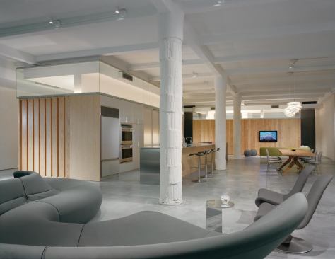 Inside the Madison Square loft, compact cores containing the private zones—kitchen/storage and bathrooms—are wrapped in light and textural materials, allowing the public spaces to flow around them.