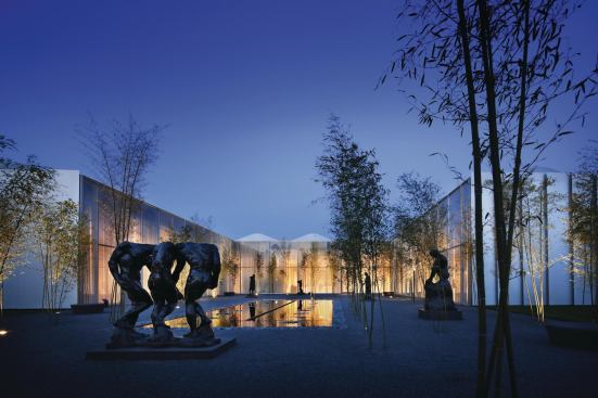 Although the perimeter is clad in anodized-aluminum panels, which protect the artwork from harsh southern and western sunlight, the façades around inset sculpture areas are lined with fritted glass, giving the gallery spaces a connection to the outdoors without allowing copious sunlight to compromise the safety of the artwork.