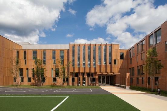 Upper+School+Entry+Framed+by+North+Facing+Classroom+Wing