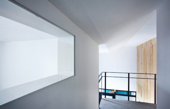 The+double+height+workplaces+are+spatially+connected+by+a+small+opening.