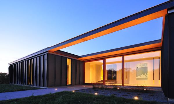 Exterior+view%2c+at+dusk.