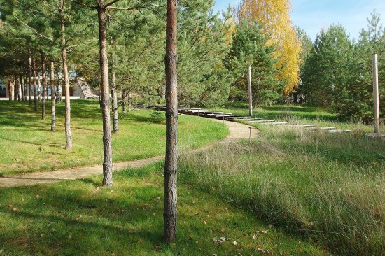 A meandering path has been designed to experience a quiet stroll going through various atmospheres from the woodland to the lake.