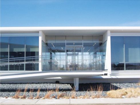 Because of the rugged nature of the site, the building was constructed on a platform, which allowed the long, thin main floor to remain level without requiring any excavation. This gave rise to an interesting, Brasilia-like treatment for the building's two entry ramps (one of which is seen here).