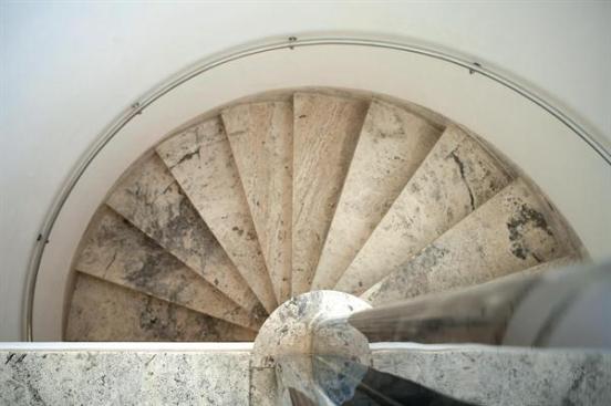 Staircase+leading+from+street+level+to+the+main+living+area.