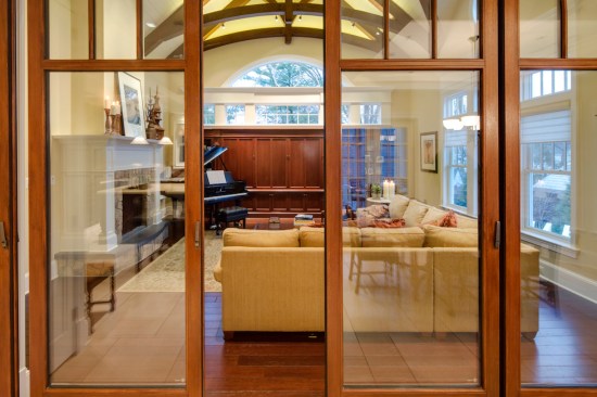 7.	Living Room with piano & soundproof sliding doors