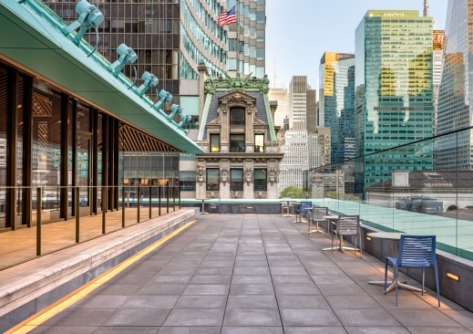 An L-shaped roof terrace runs above the 40th Street and Fifth Avenue facades and includes a roof garden and an adjacent indoor café.
