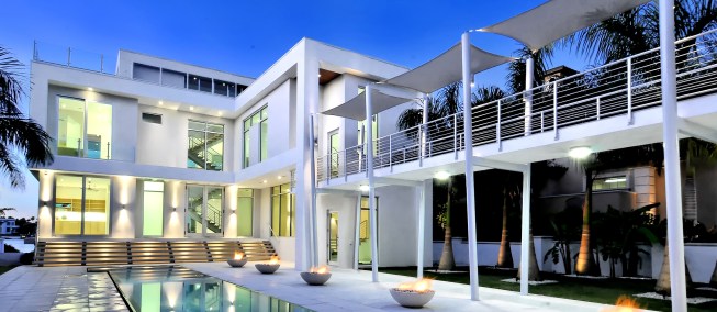 The rear covered balcony takes advantage of maximizing the views with glass railings and free spanned structure.