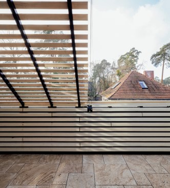 Protected from view and light, the roof terrace becomes a retreat with a view of the lush vegetation.
