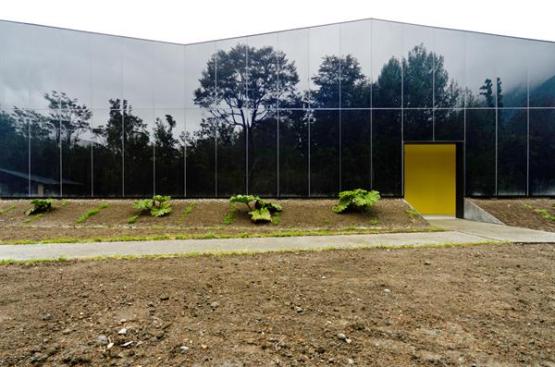 Another look at the fa?ade, with its glazing reflecting the surrounding landscape.