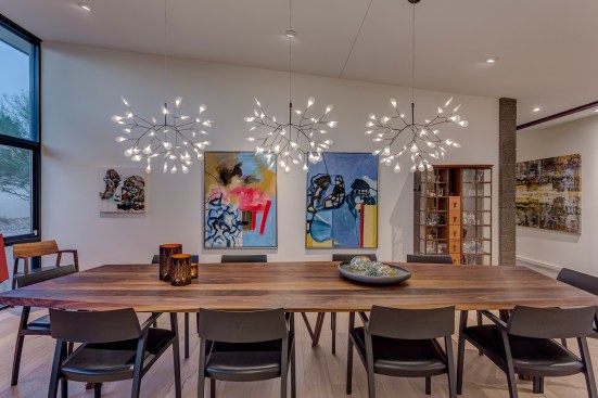 The central structural beam organizes the main circulation spine of the home.  This main pathway 
through the home is also defined by the exposed concrete flooring. 