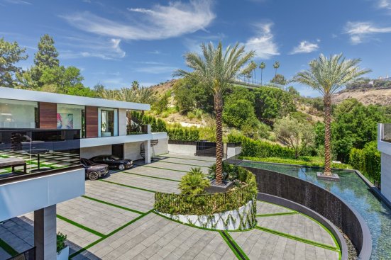 Modern luxury Brentwood home circular driveway design.