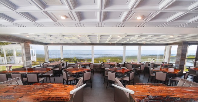 The hotel’s restaurant, The Freshwater Tavern, was the first part of the property to be remodeled, creating a modern gastropub look that mixes modern and rustic elements, with coffered Ceilume ceiling panels to add a touch of elegance. 