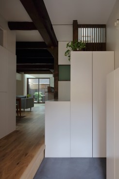 View of the entryway: the small courtyard garden (tsuboniwa) is viewable 