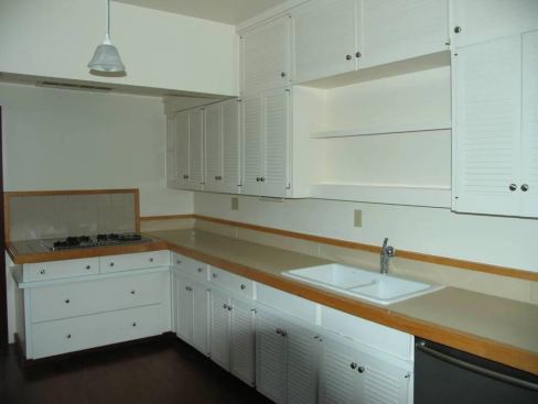 A view of the kitchen.