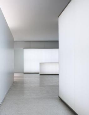 The luminous walls, white terrazzo floors, and painted gypsum ceilings create a harmonious environment.