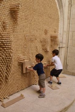 A pinscreen installation in Montpellier, designed by BYME (Fanny Bouchet of Grenoble, France, and Emmanuelle Messier of Geneva).
