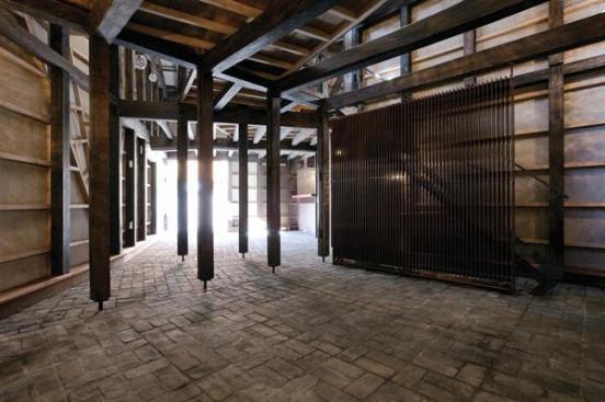 New materials contrast with the antique timbers, setting up a dialogue between old and new. 