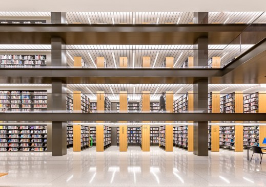 The reading areas extend from the atrium to the Fifth Avenue facade, and have bespoke reading tables assembled in situ, many supported by the building’s original steel frame. These oak-surfaced tables stretch up to 20 meters (66 feet) in length. Readers at these tables sit in chairs designed in collaboration with Thos. Moser exclusively for NYPL branch libraries.
