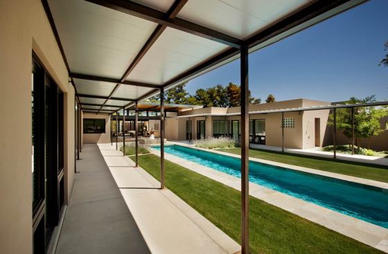 Built around a courtyard, the Circle HH residence uses covered walkways for shade from the Arizona sun.