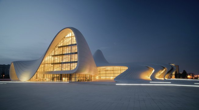 In+the+evening%2c+light+spills+out+from+overlapped+surfaces+into+a+generous+public+plaza+outside+the+center.+