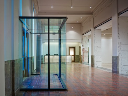 The+original+drawings+showed+a+vestibule+in+the+building.++It+was+never+%09%09%09built.++The+new+glass+and+steel+vestibule+clearly+states+a+21st+Century+change.+