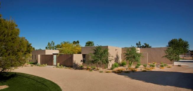 Hugh Knoell, AIA, LEED AP, of Knoell & Quidort Architects presented several of the firm’s projects, including the Circle HH residence in Tempe, Ariz.