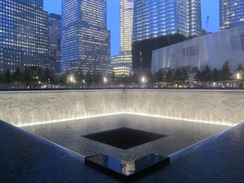 One of the project’s technical achievements is the lighting of the waterfalls. The relevant National Electric Code dictated that a submersible fixture run on 25V or less. In 2005, when the project began, the only option for a luminaire of this kind was with low-voltage incandescent or halogen sources. From a long-term maintenance perspective this was not an option.