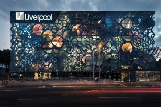 At night, the hexagonal pods that form the façade extension are lit from within by neon strip lights embedded into the gypsum walls. The unoccupied sections are lit as well, showcasing the three-dimensionality of the structure.