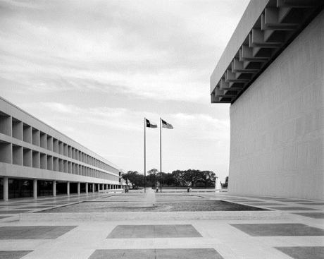 Unadorned travertine walls on the east and west provide a monolithic appearance for the museum.