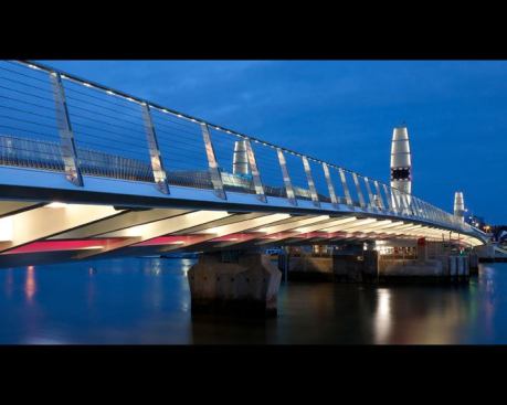 When the bridge is in its closed position it is bathed in white light, with the structural rib of the deck uplit by metal halide sources and LED luminaires integrated into the handrail.