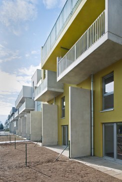 multistorey-buildings+maisonettes%2c+walls+of+exposed+concrete+generate+a+sculptural+