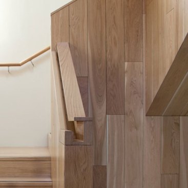 The+timber+lining+folds+and+wraps+to+be+become+a+public+stairs+guiding+the+public+to+the+first+floor.+