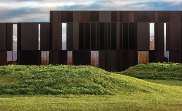 The+aluminum+and+glazed+skin+was+informed+by+the+surrounding+tree-lined+landscape.